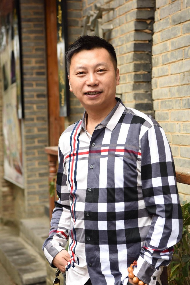 方毅（國(guó)瓷紅葉畫(huà)院研究員）