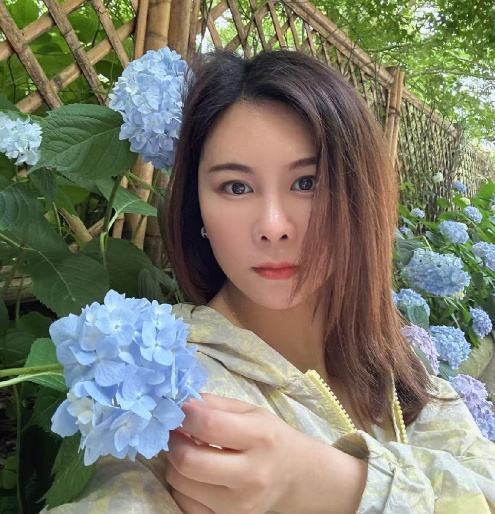 周春霞（國瓷紅葉畫院高級畫師）